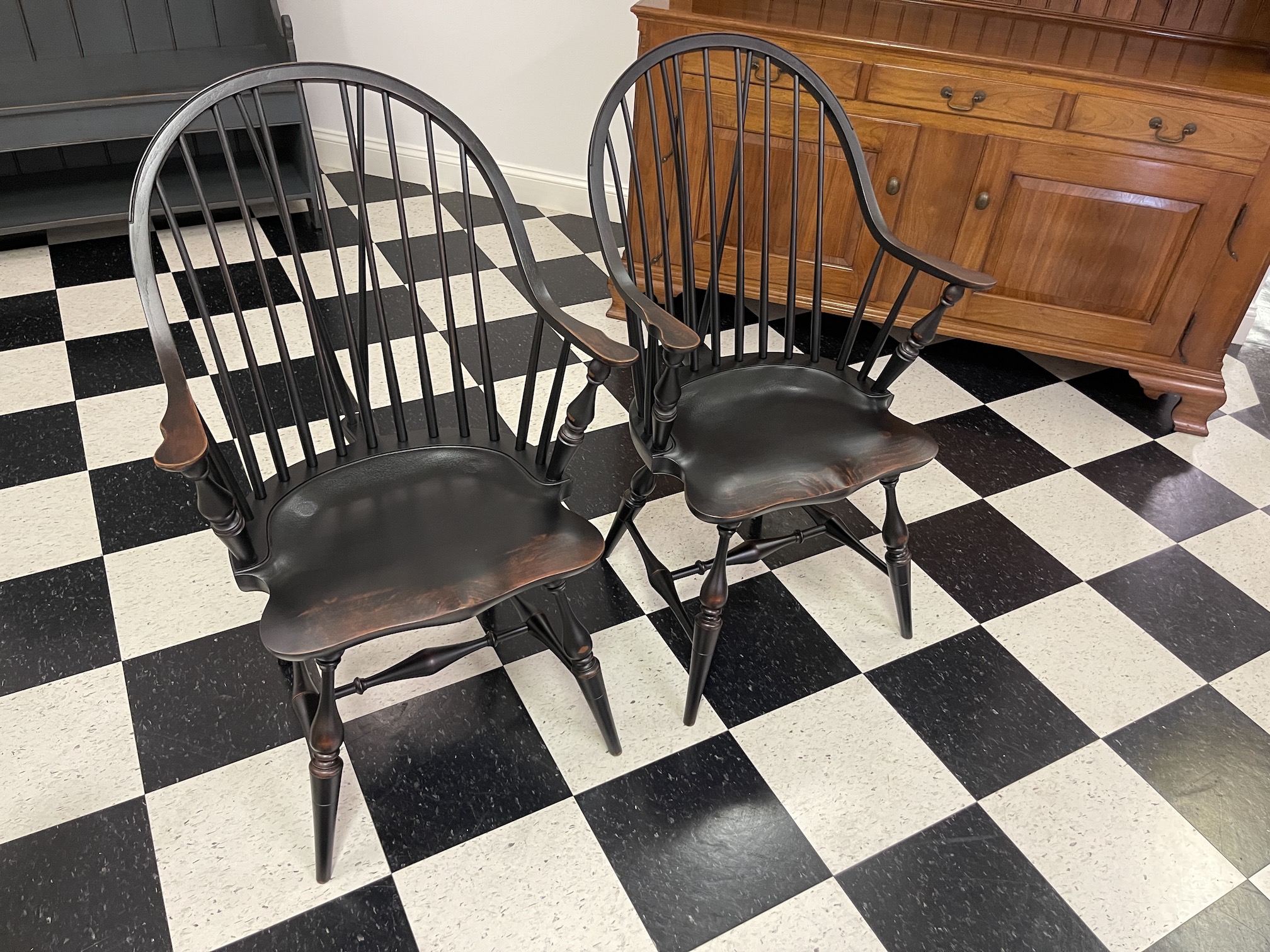 Pair of Historical New York Continuous Windsor Armchairs with Brace Image