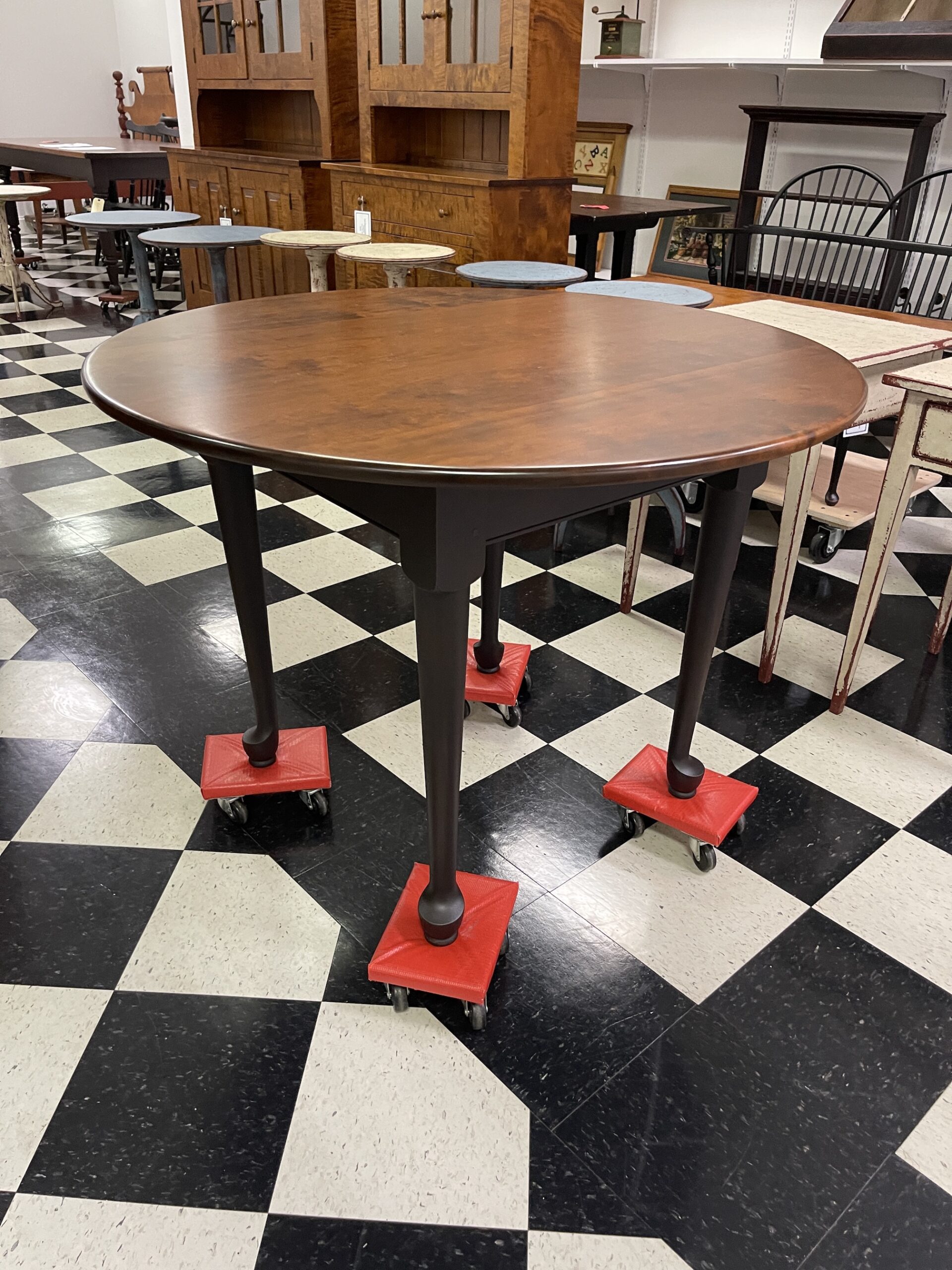 42in Round Queen Anne Farmhouse Table Image