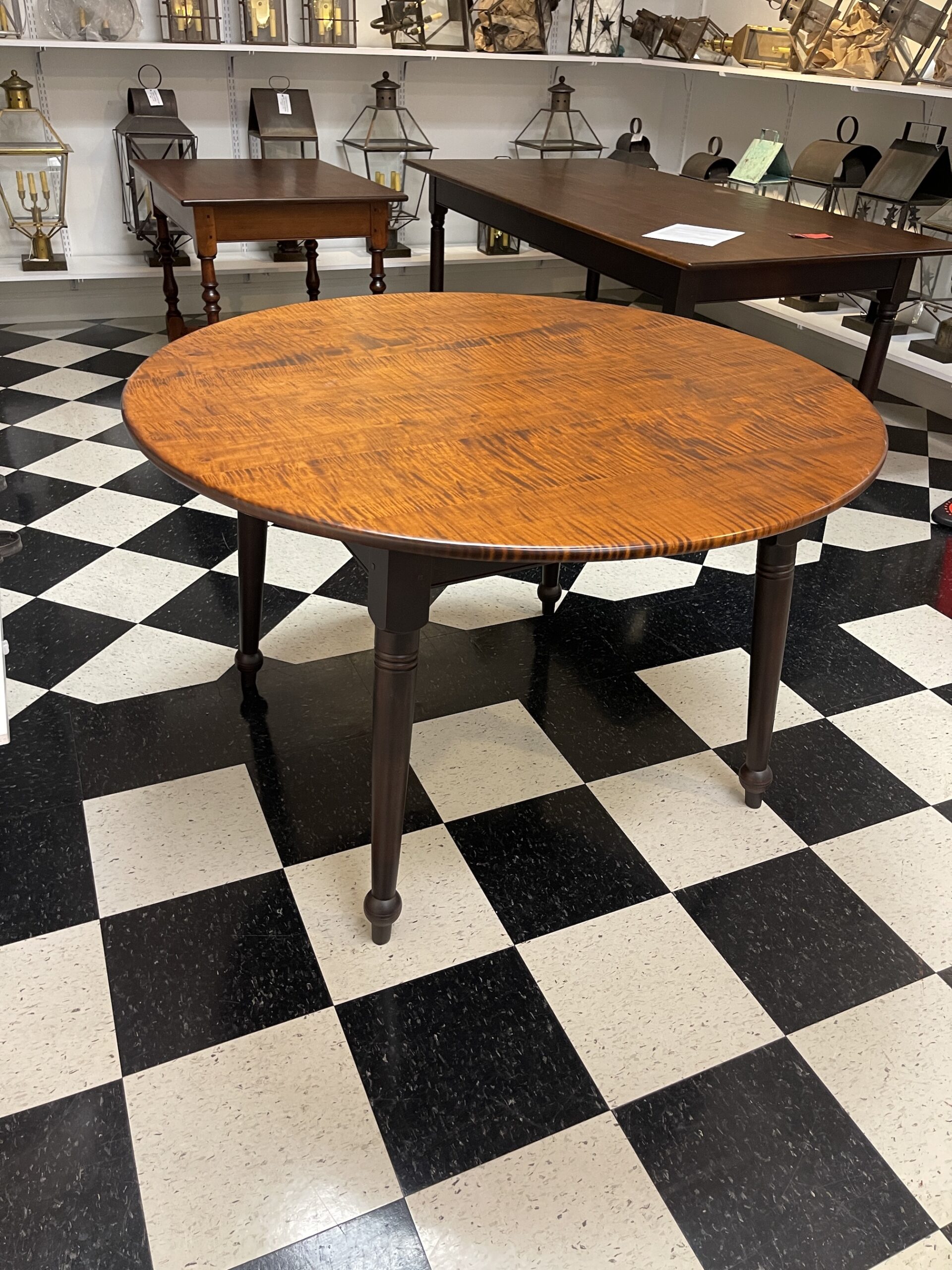 48in Round Country Splay Leg Table - Tiger Maple Top - Painted Base Image